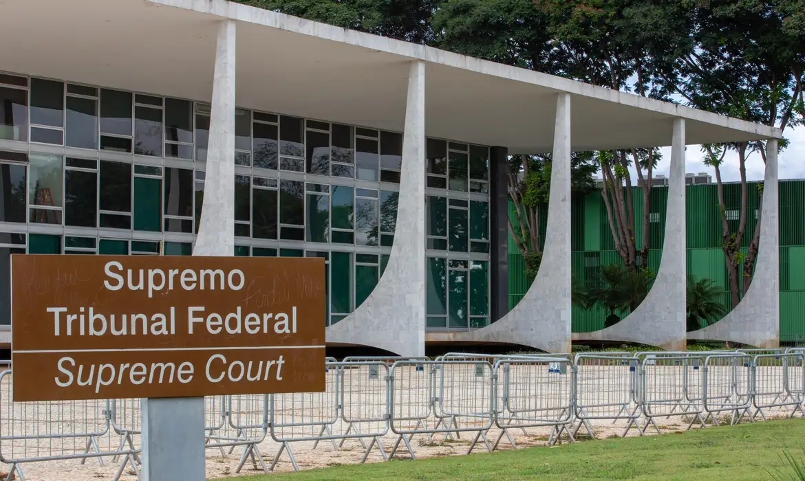 O Supremo Tribunal Federal (STF) condenou nesta sexta-feira (1°) mais 15 acusados de participação nos atos golpistas de 8 de janeiro do ano passado.