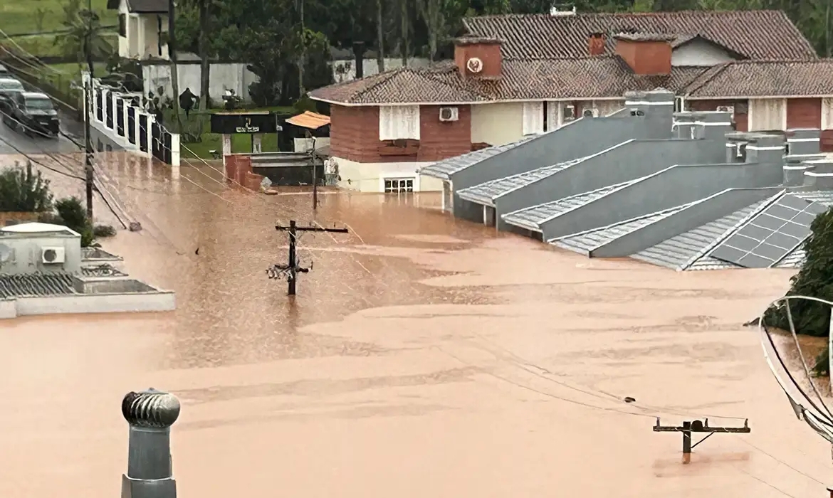 O número de mortes confirmadas decorrentes das fortes chuvas que caem no Rio Grande do Sul subiu para 83 e outros quatros óbitos estão em investigação para confirmar se há relação com os eventos meteorológicos da última semana.