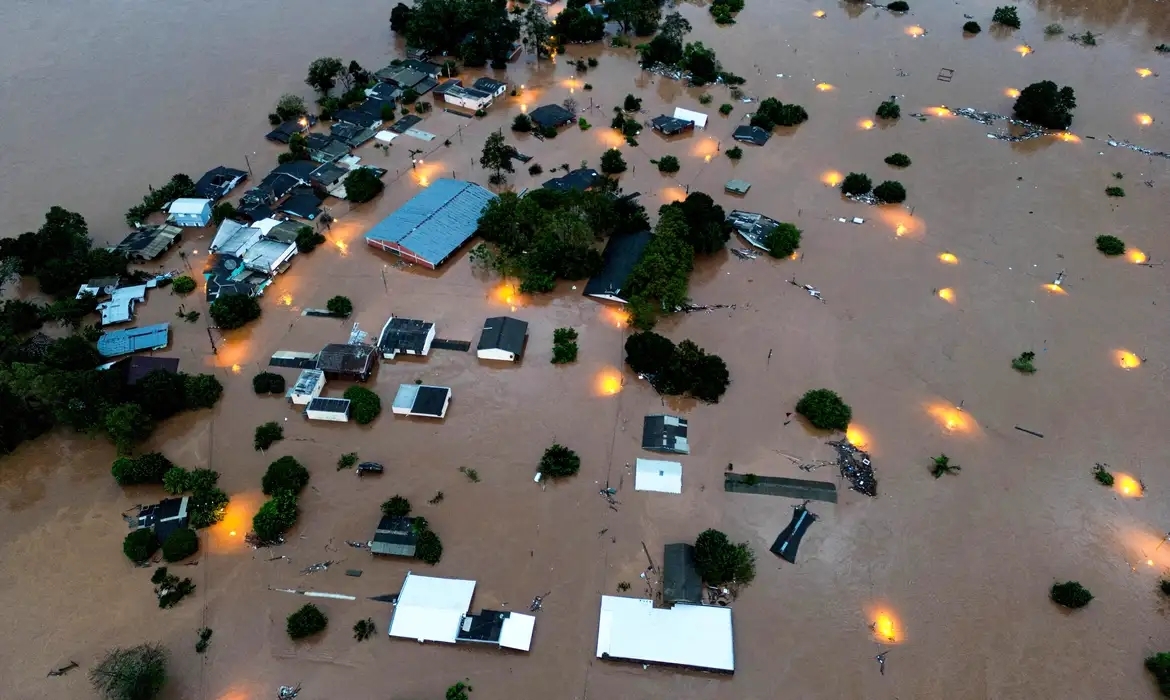 O Rio Grande do Sul já registra 29 mortes em decorrência das chuvas que atingem o estado nos últimos dias. Também há 60 pessoas desaparecidas no estado. Segundo o governador Eduardo Leite, os números devem subir nos próximos dias.