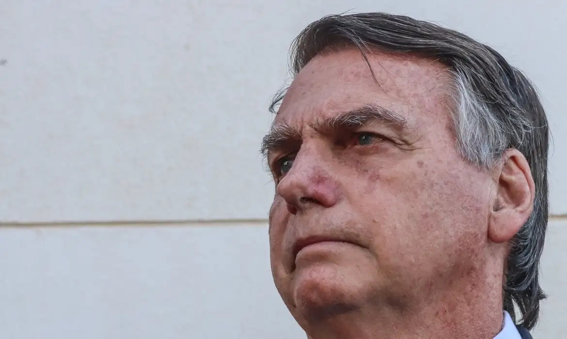 O ex-presidente Jair Bolsonaro é um dos alvos da Operação Tempus Veritatis, deflagrada nesta quinta-feira (8) pela Polícia Federal (PF) para investigar a existência de suposta organização criminosa que teria atuado numa tentativa de golpe de Estado.