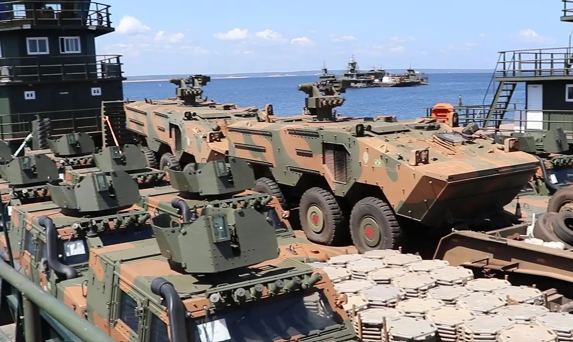O Exército brasileiro completou o envio de 28 blindados para Roraima com objetivo de reforçar a segurança na fronteira com Venezuela e Guiana após o aumento da tensão entre os dois países devido à disputa pela região de Essequibo.