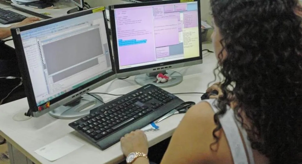 Imagem de arquivo mostra mulher em frente a computadores