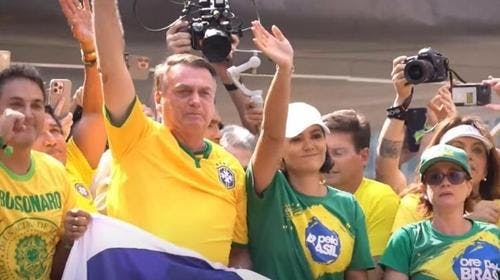 Apoiadores do ex-presidente Jair Bolsonaro se reuniram na tarde deste domingo (25) na Avenida Paulista, em São Paulo. Vestindo camisetas amarelas, portando bandeiras do Brasil e de Israel, eles chegaram ao encontro em ônibus com placas do interior de São Paulo e de outros estados.