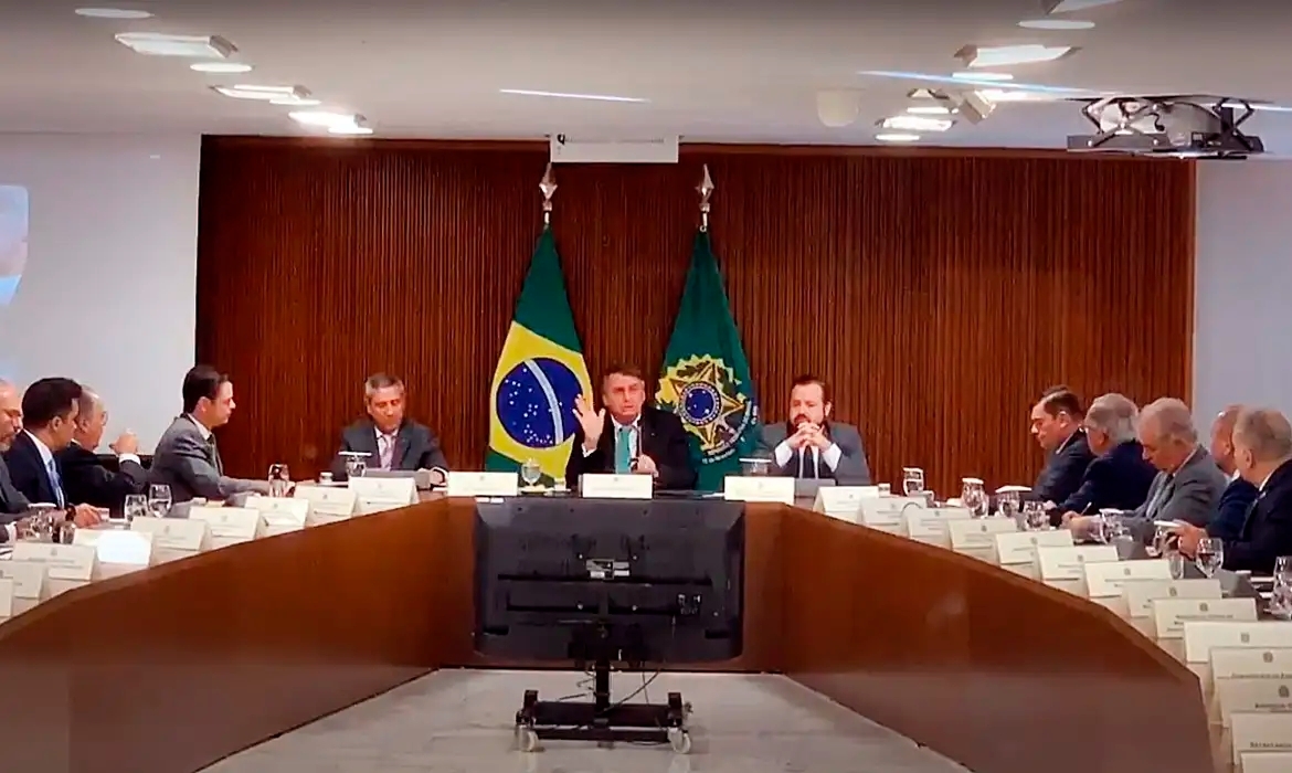 Em reunião no dia 5 de julho de 2022, cujo vídeo faz parte das investigações sobre a tentativa de golpe de Estado, o ex-presidente Jair Bolsonaro defendeu buscar apoio da Ordem dos Advogados do Brasil (OAB) para assinar uma carta questionando a credibilidade do sistema eleitoral.